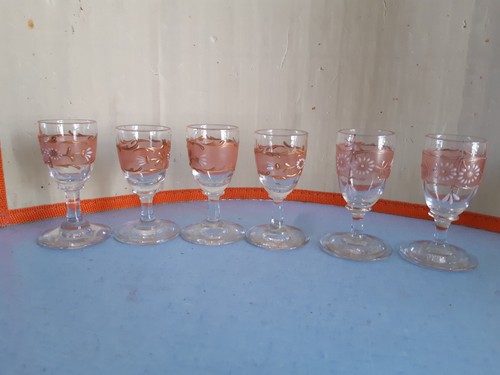 Petits verres pied - à,