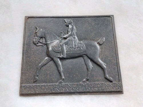 Une plaque commémorative - , en