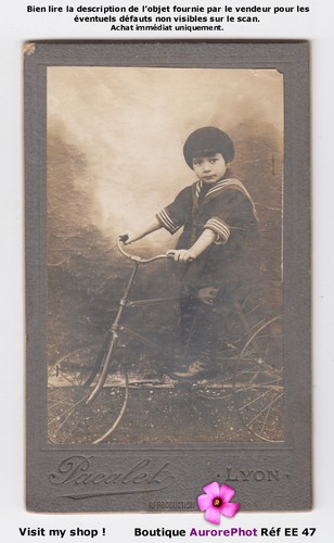 Enfant sur son vélo tricycle - sur,