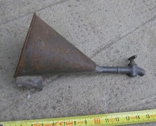 C1T3 Ancien entonnoir en tôle