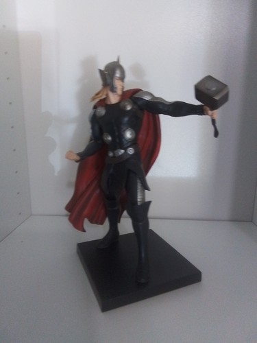 Marvel comics statuette - marvel,