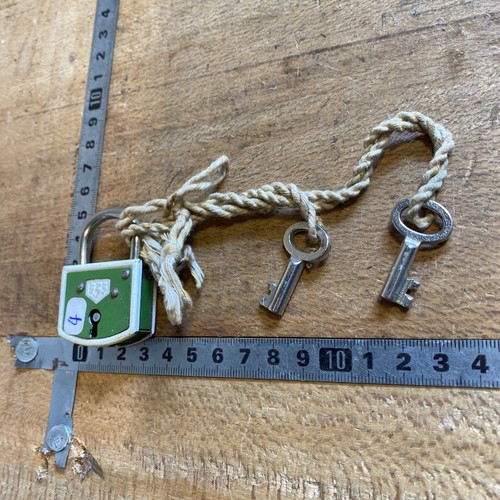 Ancien cadenas avec - (n°,