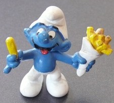 figurine schtroumpf avec