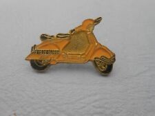 Pin's MOTO / BIKE / BIKER - Scooter Vespa pink