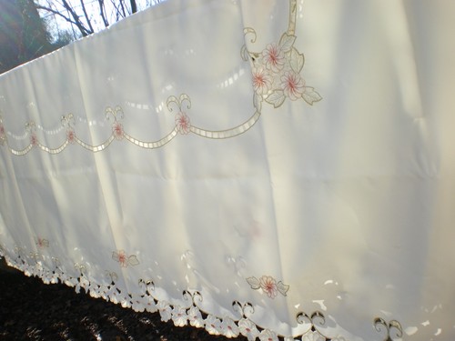 Une nappe blanche décorée - une,