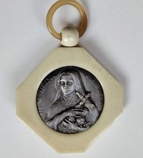Médaille de Berceau Sainte-Thérèse de l' Enfant Jésus en bakélite et métal