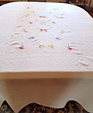 Nappe en damassé brodée de fleurs - monogrammée .B.C  - 230 cm x 160 cm