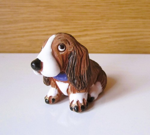 Petite figurine chien basset - petite,