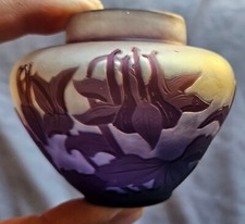 Emile Gallé vase verre violet et transparent dégagé à l'acide à motif de fleurs