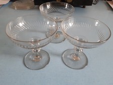 3 coupes à champagne en verre