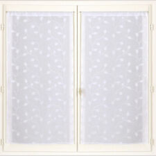 Voilages blancs brodés