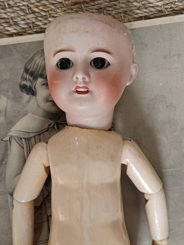 Jolie poupée tête biscuit