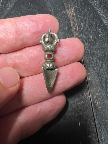 Ancien pendentif poignard
