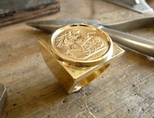 Chevalière or carrée avec