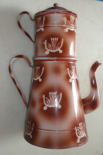énorme ancienne cafetière - énorme,