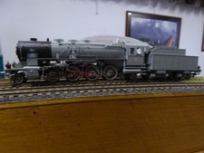 Locomotive à vapeur grise de