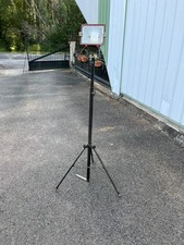 Projecteur ancien sur trépied réglable