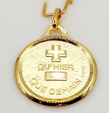 Pendentif médaille d'amour or 18k "+ qu'hier - que demain" AUGIS - L'Originale