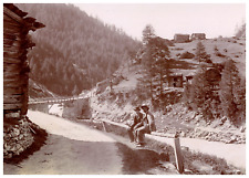 France, Alpes, Hommes sur une Rambarde devant des Châlets, A Identifier vintage 