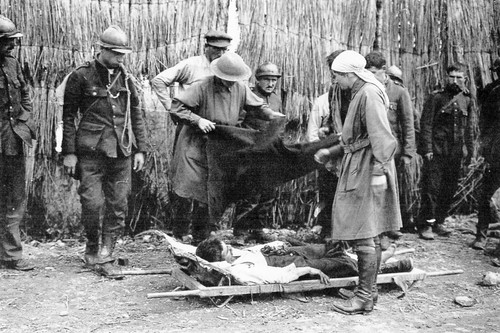 Ww1 soins un blessé - -,