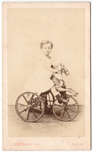 Enfant sur tricycle en - enfant,