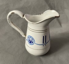 Petit pot à lait en tôle
