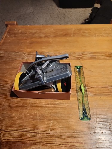 Boite avec objets techniques - boite,