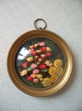 Ancien cadre médaillon bouquet de fleurs séchées verre et plastique de 8,7 cm