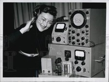 1954 Press Photo Hi-Fi-Audiorama Ann Ells Testing Equipment