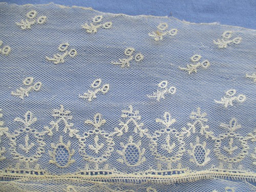 Large volant dentelle fuseaux