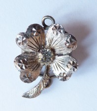 Flowing necklace flower in