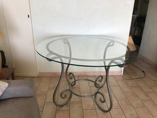 Table ronde plateau en verre et pieds en fer forgé