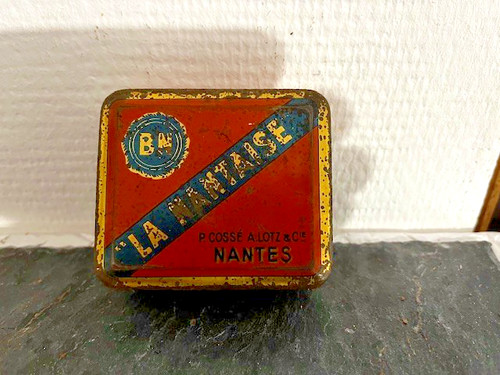Boite métallique ancienne