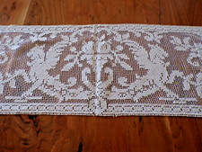 Linge ancien Napperon au filet blanc motifs floraux et chimeres