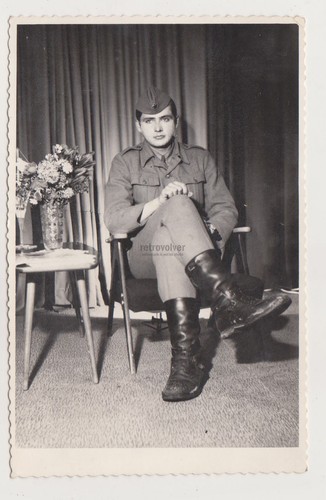 Beau jeune homme soldat avec