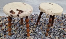 Paire De Tabourets Tripodes Recouverts Peau De Vache
