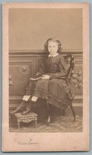 CDV Petite fille au livre