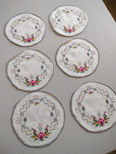 Lot napperons brodés - 6,