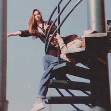 Belle jeune femme sur escalier