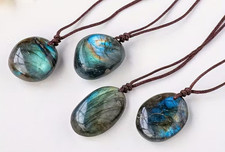 Un Pendentif Labradorite en