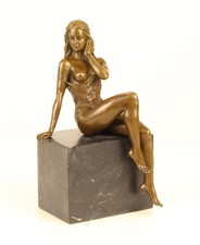 Bronze Nude Woman Sculpture on a Black Marble Base After Milo
