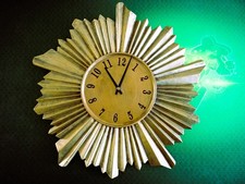 Horloge murale (mouvement quartz à pile) en céramique dorée. 37 CM. En TBE