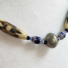 Collier Ras-du-cou Touareg Berbère  Perles de verre, Chevrons bleus, Os, Métal