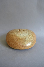 Galet pique-fleurs en grès