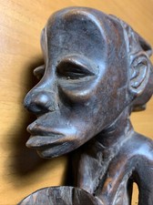 STATUETTE FÉMININE PORTEUSE