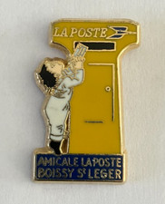 110 - Pin's LETTERBOX LA POSTE PTT BOISSY SAINT LEGER CHILD IN WHITE