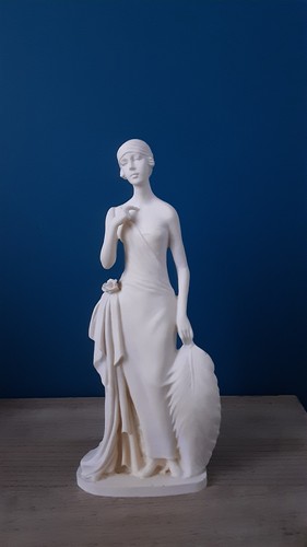 Statue femme élégante style