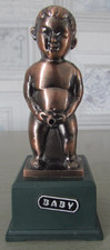 Briquet en plastique Manneken Pis Baby sur socle Hauteur totale 12,5 cm