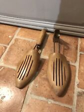 Une paire d'embauchoirs à