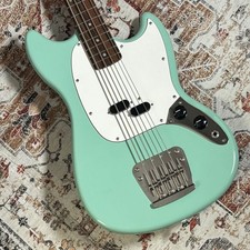 Squier by Fender ​​/